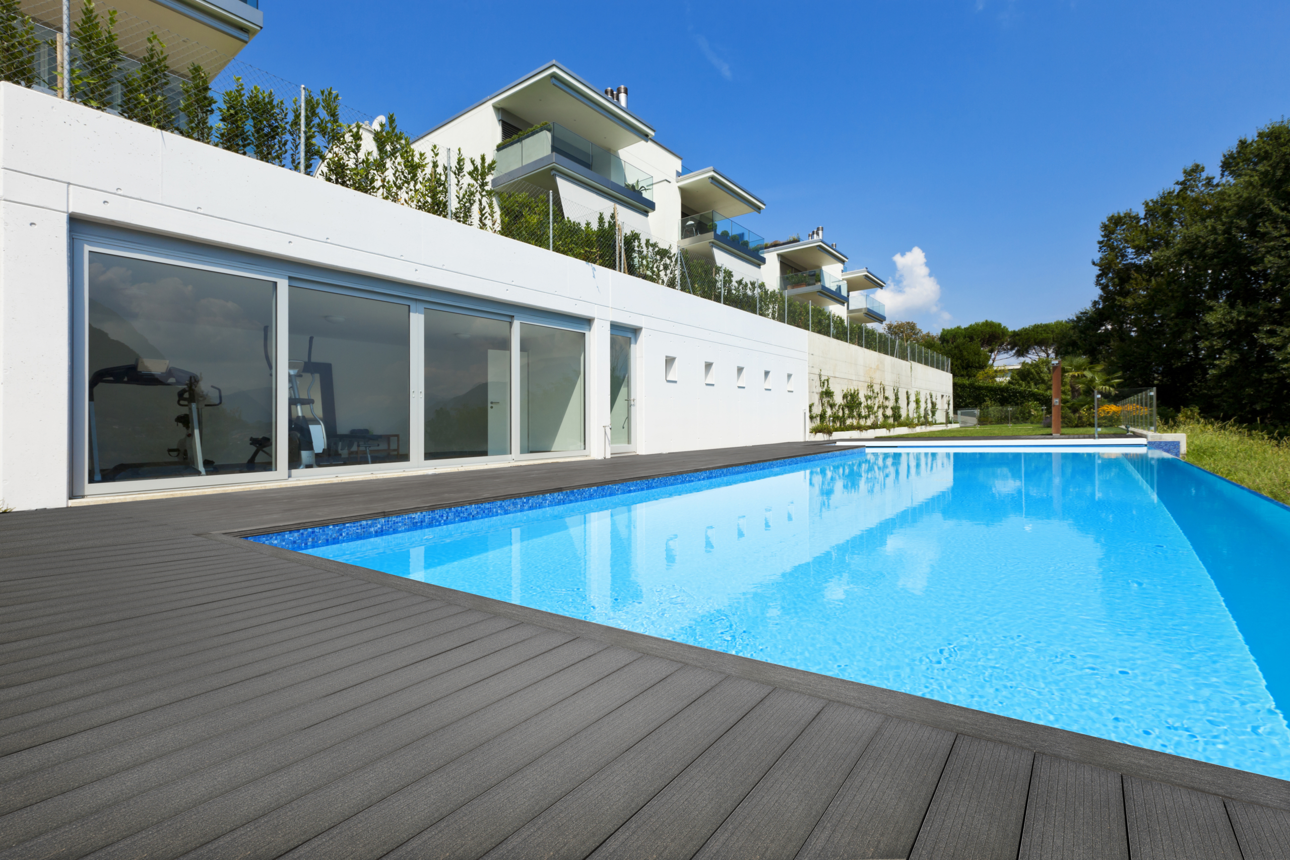 residence with swimming pool